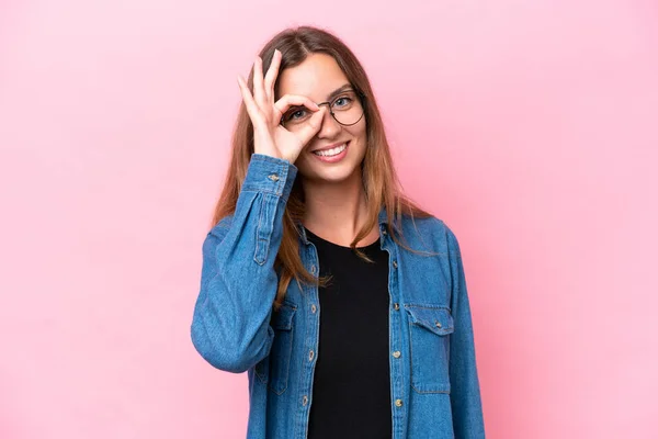 Young Caucasian Woman Isolated Pink Background Showing Sign Fingers — Stock Photo, Image