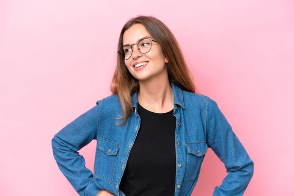 Young Caucasian Woman Isolated Pink Background Posing Arms Hip Smiling — Stock Photo, Image
