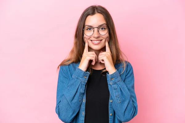 Joven Mujer Caucásica Aislada Sobre Fondo Rosa Sonriendo Con Una —  Fotos de Stock