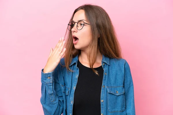 Giovane Donna Caucasica Isolata Sfondo Rosa Sbadigliare Coprire Bocca Spalancata — Foto Stock