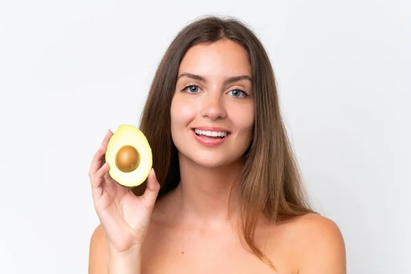 Junge Kaukasische Frau Auf Weißem Hintergrund Die Lächelnd Eine Avocado — Stockfoto