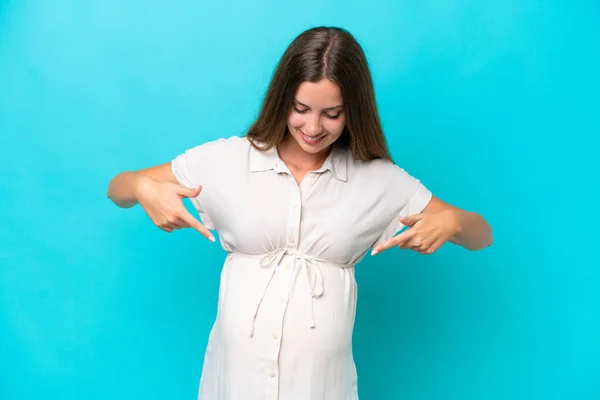 Jonge Blanke Vrouw Geïsoleerd Blauwe Achtergrond Zwanger Wijzend Naar Buik — Stockfoto