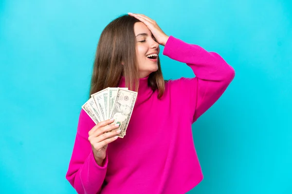 Joven Mujer Caucásica Tomando Montón Dinero Aislado Sobre Fondo Azul — Foto de Stock