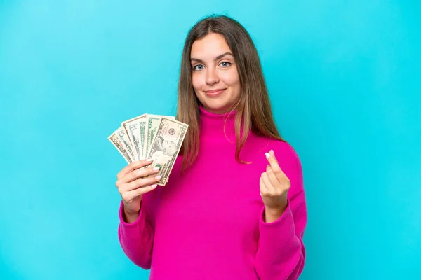 Jonge Kaukasische Vrouw Nemen Veel Geld Geïsoleerd Blauwe Achtergrond Geld — Stockfoto