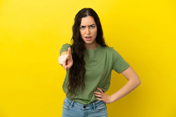 Young Caucasian Woman Isolated Yellow Background Counting One Serious Expression — Stock Photo, Image