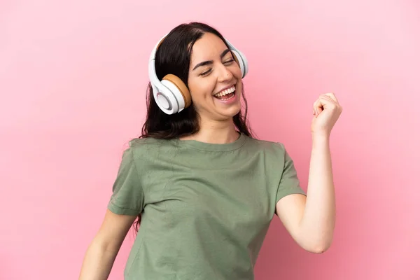 Joven Mujer Caucásica Aislada Sobre Fondo Rosa Escuchando Música Bailando — Foto de Stock