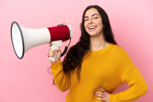 Joven Mujer Caucásica Aislada Sobre Fondo Rosa Sosteniendo Megáfono Sonriendo —  Fotos de Stock