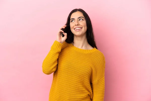 Νεαρή Καυκάσια Γυναίκα Που Χρησιμοποιεί Κινητό Τηλέφωνο Απομονωμένο Ροζ Φόντο — Φωτογραφία Αρχείου