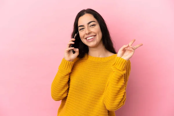 Mujer Joven Caucásica Usando Teléfono Móvil Aislado Sobre Fondo Rosa — Foto de Stock