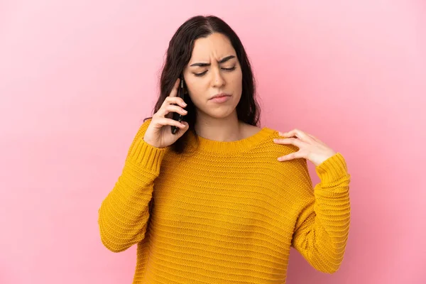 Junge Kaukasische Frau Mit Handy Isoliert Auf Rosa Hintergrund Leiden — Stockfoto