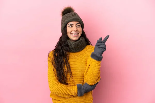 年轻的高加索女孩 头戴紫色背景的冬帽 提出了一个伟大的想法 — 图库照片