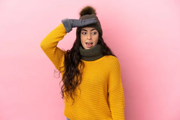 Young Caucasian Girl Winter Hat Isolated Purple Background Doing Surprise — Fotografia de Stock