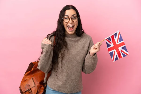 Jovem Caucasiana Segurando Uma Bandeira Reino Unido Isolada Fundo Rosa — Fotografia de Stock