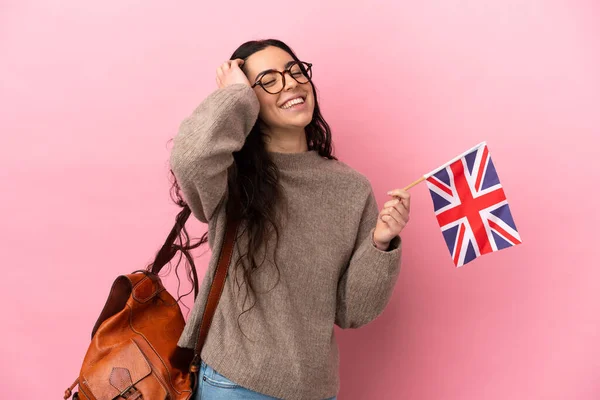 Молода Жінка Тримає Прапор Сполученого Королівства Ізольований Рожевому Фоні Посміхається — стокове фото