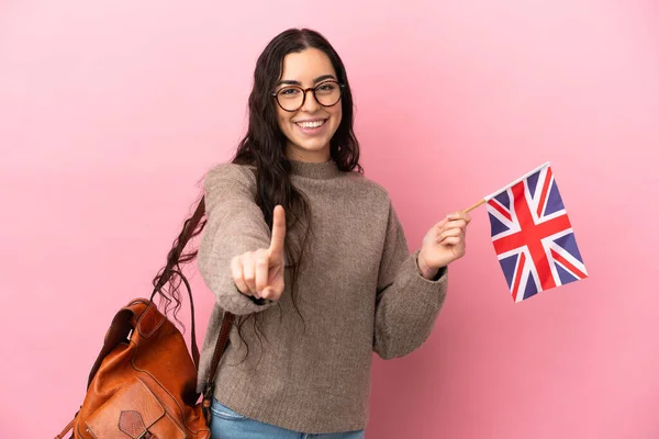 Mladá Běloška Drží Vlajku Spojeného Království Izolované Růžovém Pozadí Ukazující — Stock fotografie