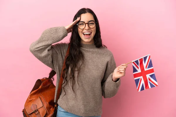 Mladá Běloška Drží Vlajku Spojeného Království Izolované Růžovém Pozadí Překvapivým — Stock fotografie