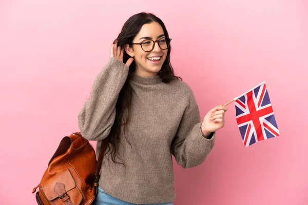 Mladá Běloška Drží Vlajku Spojeného Království Izolovanou Růžovém Pozadí Něco — Stock fotografie