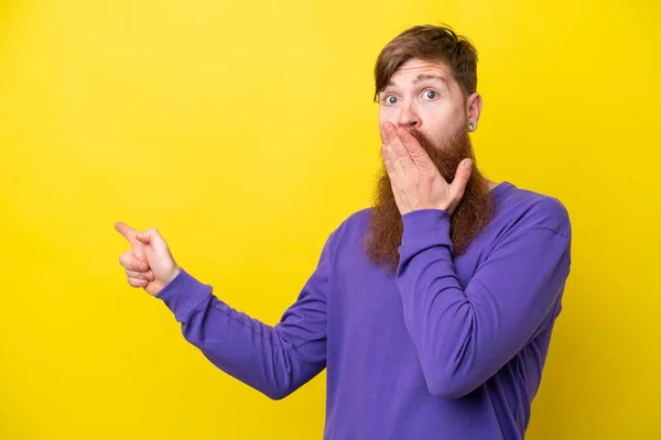 Roodharige Man Met Baard Geïsoleerd Gele Achtergrond Met Verrassingsuitdrukking Terwijl — Stockfoto