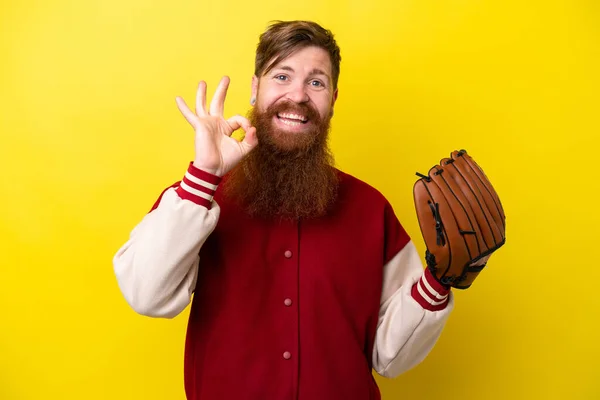 红头发 留着胡子 带棒球手套 黄色背景 手指上有可控标志的人 — 图库照片
