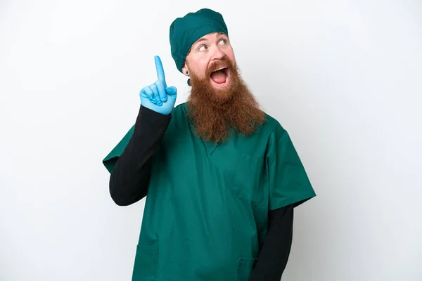 Sebész Vörös Hajú Férfi Zöld Egyenruhában Elszigetelt Fehér Háttér Azzal — Stock Fotó