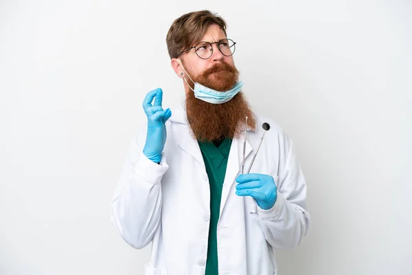 Dentysta Rudawy Mężczyzna Trzyma Narzędzia Izolowane Białym Tle Palcami Skrzyżowania — Zdjęcie stockowe