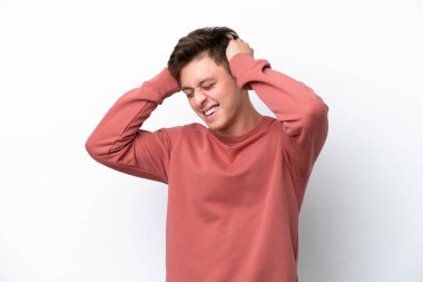 Genç yakışıklı Brezilyalı adam beyaz arka planda izole edilmiş gülüyor.