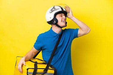 Sarı arka planda izole edilmiş termal sırt çantalı genç Brezilyalı bir adam bir şey fark etti ve çözüme niyetlendi.