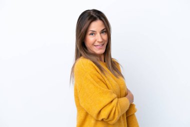 Beyaz arka planda izole edilmiş orta yaşlı beyaz kadın gülüyor.