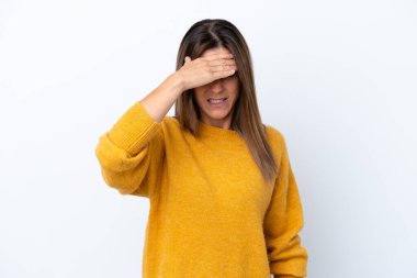 Beyaz arka planda başı ağrıyan orta yaşlı beyaz bir kadın.