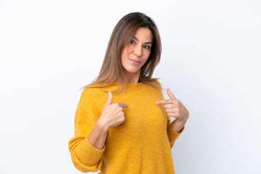 Beyaz arka planda soyutlanmış orta yaşlı beyaz kadın kendini işaret ediyor.
