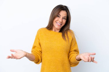 Beyaz arka planda izole edilmiş orta yaşlı beyaz kadın mutlu ve gülümsüyor.