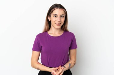 Beyaz arka planda izole edilmiş genç beyaz kadın gülüyor.