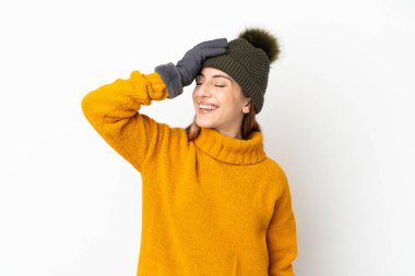 Beyaz arka planda izole edilmiş, kış şapkalı genç kız çok gülümsüyor.