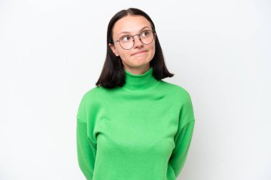 Beyaz arka planda izole edilmiş beyaz bir kadın var.