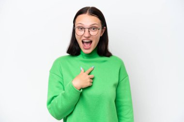 Beyaz arka planda yüzü sürpriz bir ifadeyle izole edilmiş beyaz bir kadın.