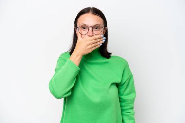 Beyaz arka planda izole edilmiş, ağzı elle kaplanmış beyaz bir kadın.