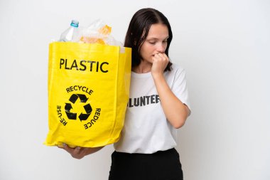 Beyaz arka planda izole edilmiş plastik şişelerle dolu bir çanta taşıyan beyaz bir kadın.