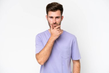 Beyaz arka planda soyutlanmış genç beyaz bir adam