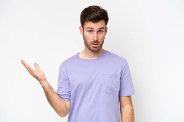 Beyaz arka planda izole edilmiş beyaz bir genç şüpheli hareketler yapıyor.