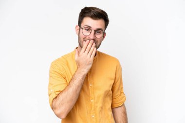 Beyaz arka planda izole edilmiş genç beyaz adam mutlu ve gülümsüyor.