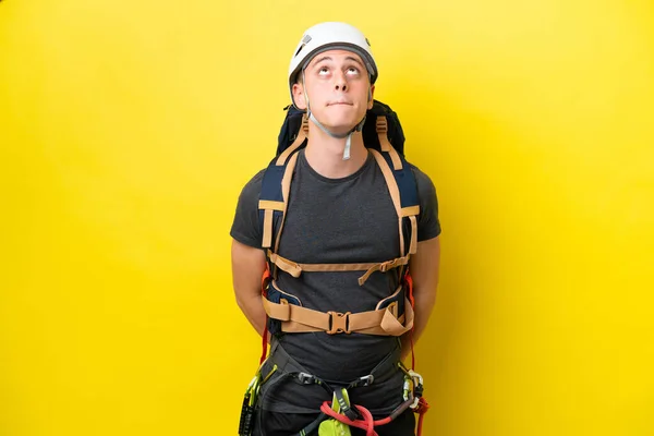 Jonge Bergbeklimmer Braziliaanse Man Zoek Omhoog — Stockfoto