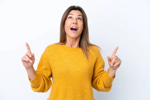 Middelbare Leeftijd Blanke Vrouw Geïsoleerd Witte Achtergrond Verrast Wijzen Omhoog — Stockfoto