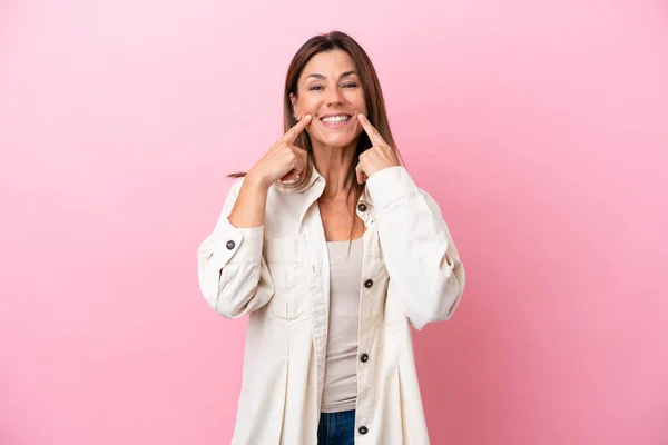 Καυκάσια Γυναίκα Μέσης Ηλικίας Απομονωμένη Ροζ Φόντο Χαμογελώντας Μια Χαρούμενη — Φωτογραφία Αρχείου