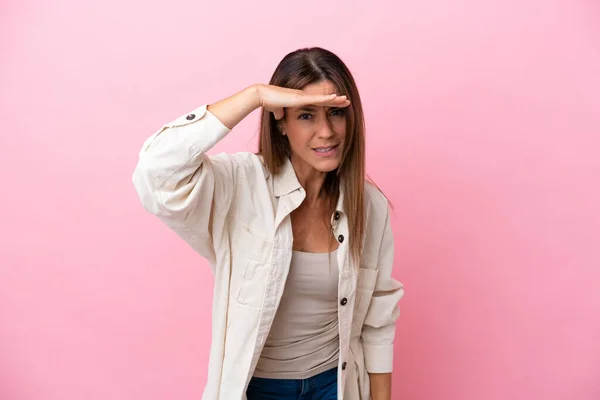 Kaukasische Frau Mittleren Alters Isoliert Auf Rosa Hintergrund Die Weit — Stockfoto