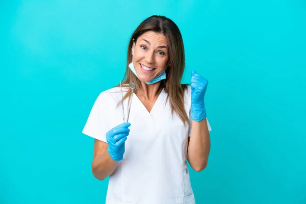 Ärztin Mittleren Alters Isoliert Auf Blauem Hintergrund Feiert Einen Sieg — Stockfoto