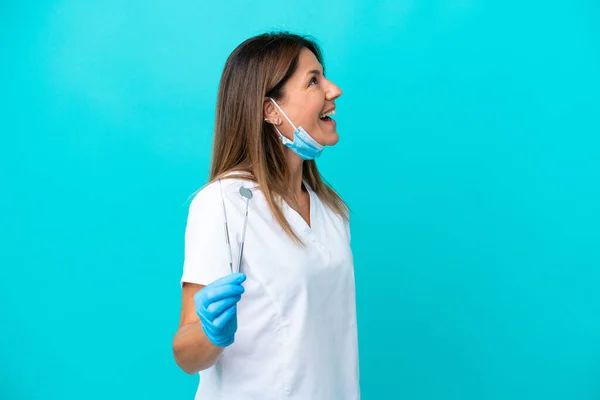 Ärztin Mittleren Alters Isoliert Auf Blauem Hintergrund Lacht Seitenlage — Stockfoto