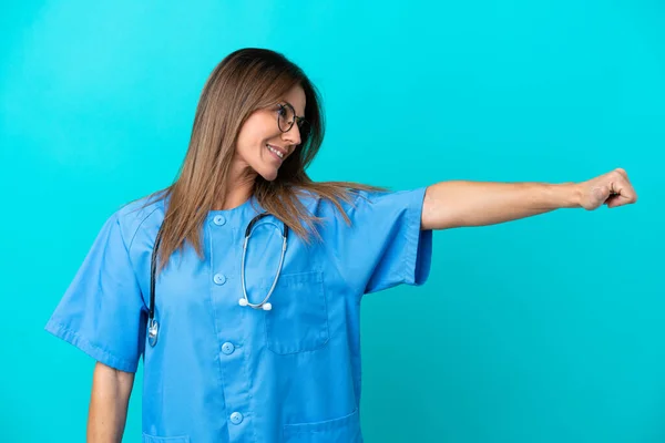 Chirurg Średnim Wieku Kobieta Odizolowany Niebieskim Tle Dając Kciuki Górę — Zdjęcie stockowe
