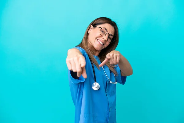 Chirurg Średnim Wieku Kobieta Odizolowana Niebieskim Tle Wskazuje Palcem Ciebie — Zdjęcie stockowe