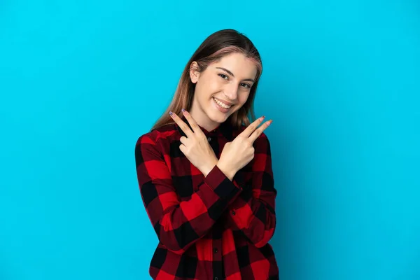 Ung Kaukasisk Kvinde Isoleret Blå Baggrund Smilende Viser Sejr Tegn - Stock-foto