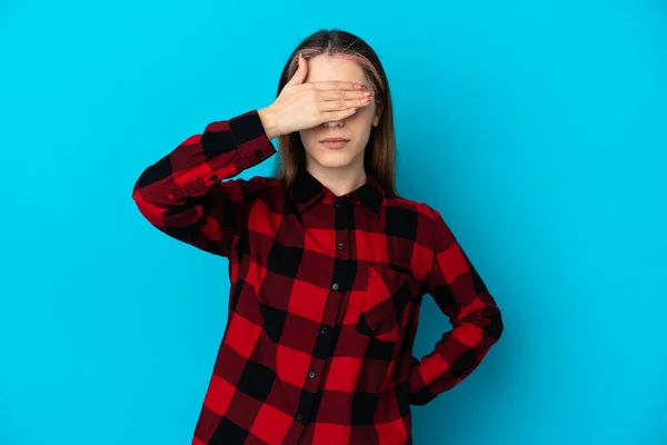 Mulher Caucasiana Jovem Isolada Fundo Azul Cobrindo Olhos Por Mãos — Fotografia de Stock